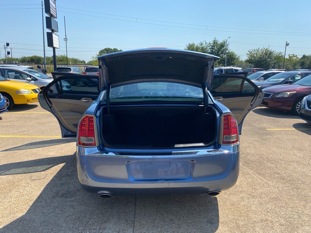 2011 Chrysler 300 Image 11