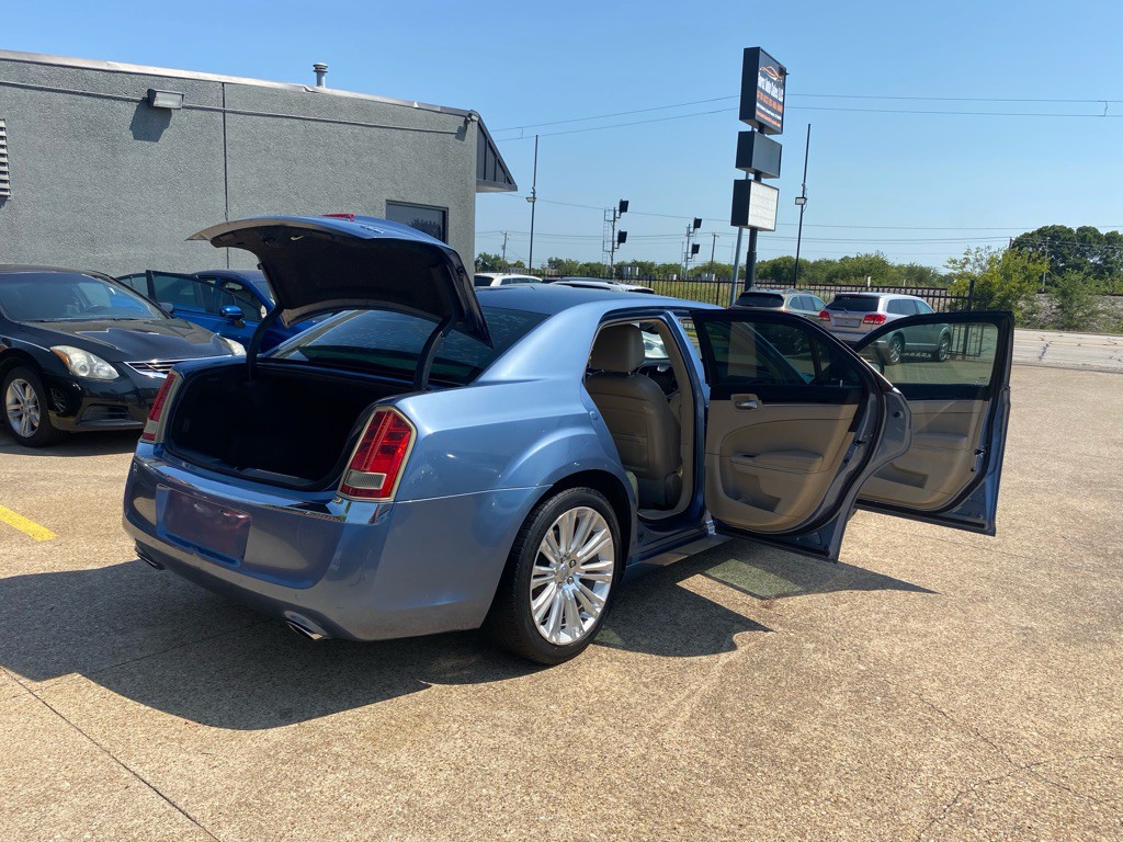 2011 Chrysler 300 Image 12