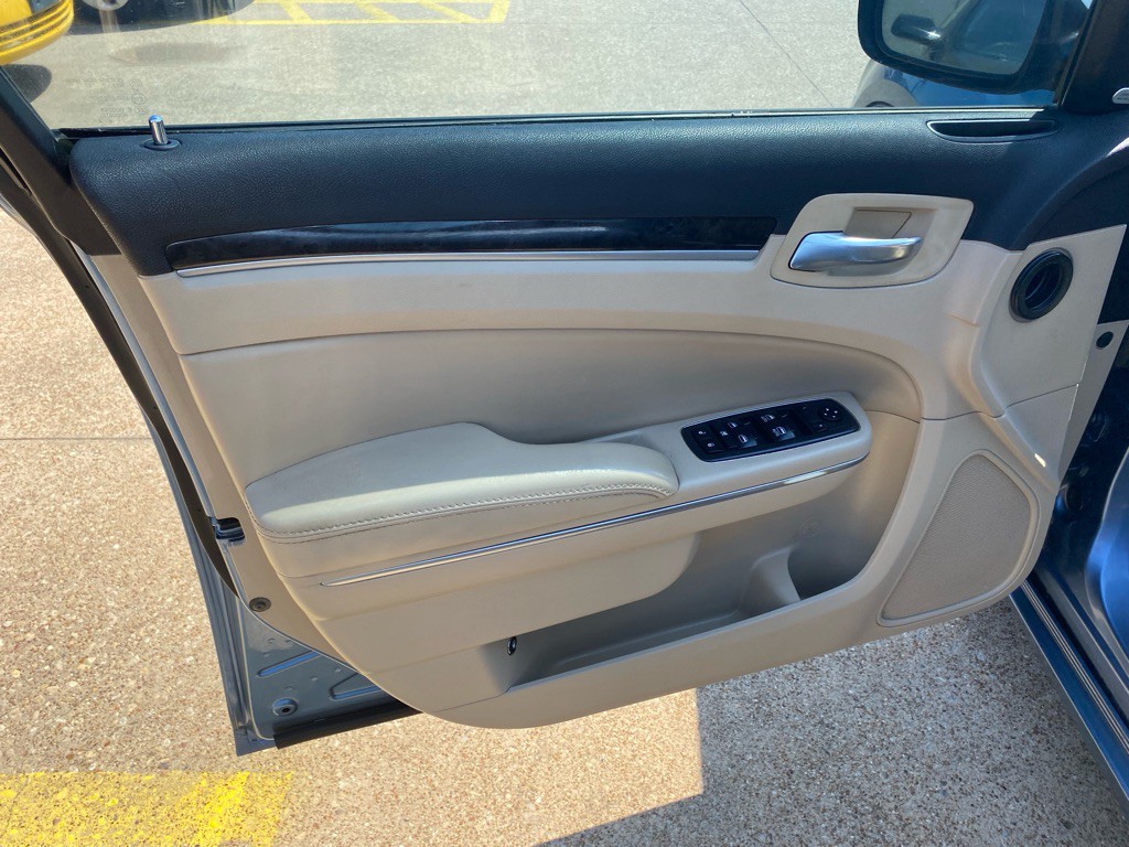 2011 Chrysler 300 Image 13