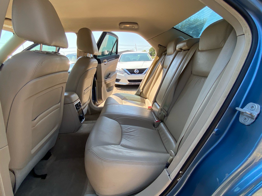 2011 Chrysler 300 Image 16