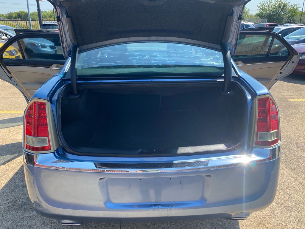 2011 Chrysler 300 Image 17