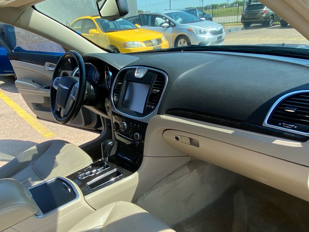 2011 Chrysler 300 Image 20