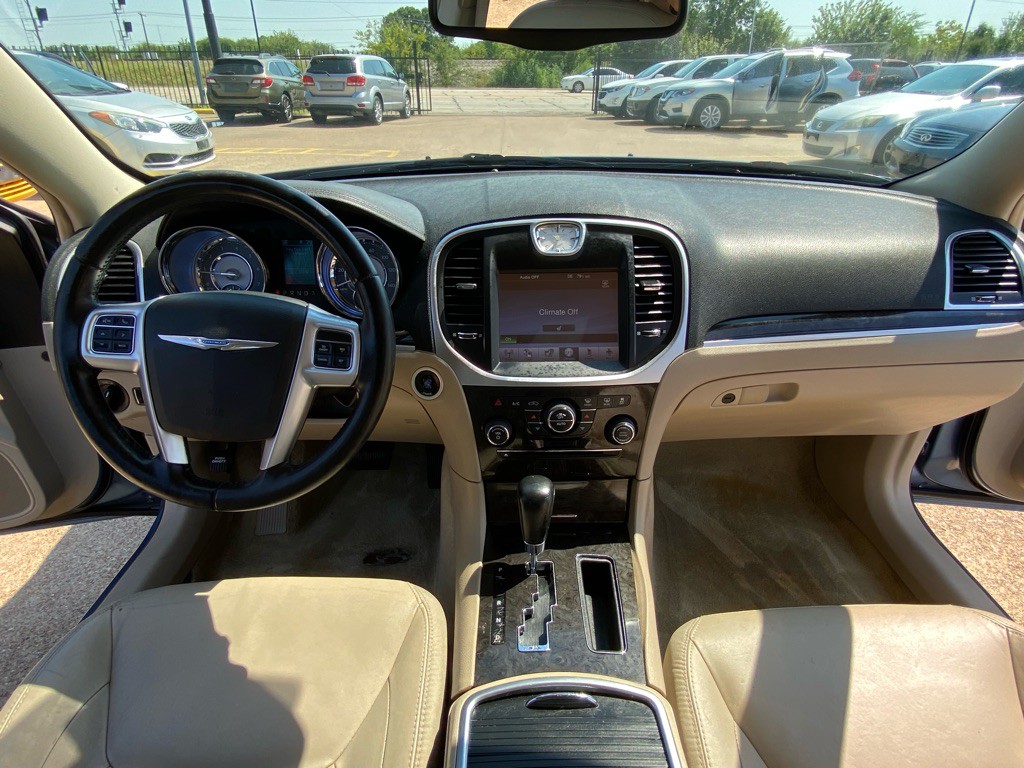 2011 Chrysler 300 Image 21