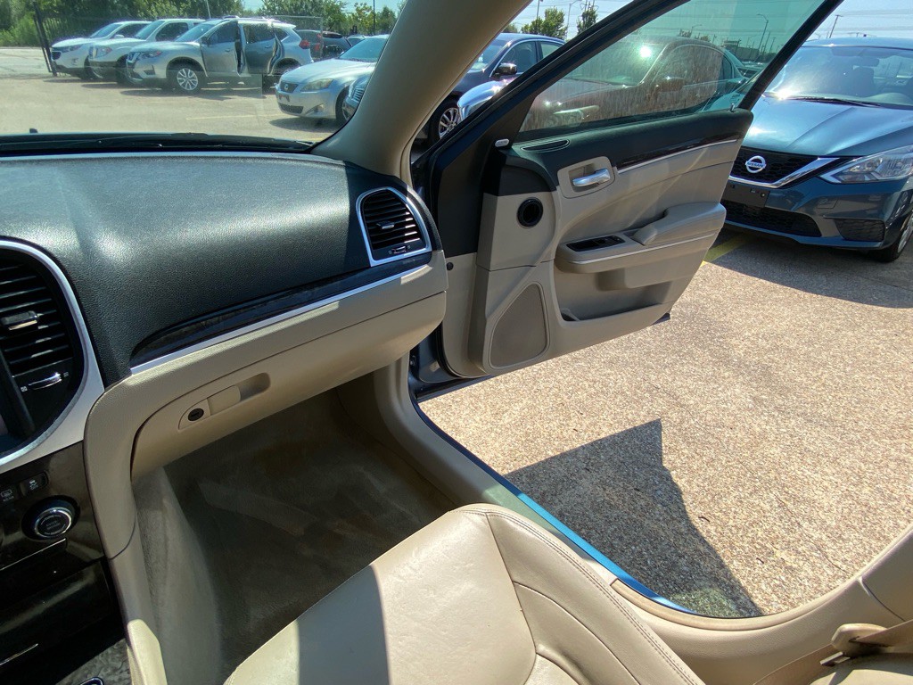 2011 Chrysler 300 Image 22