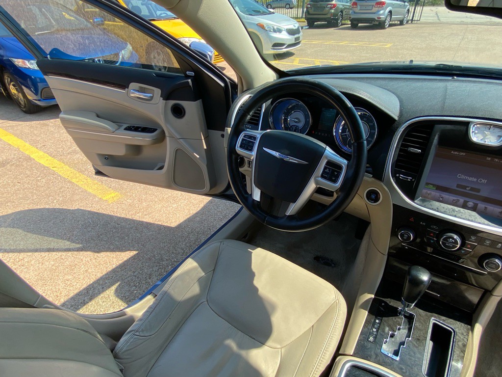 2011 Chrysler 300 Image 23