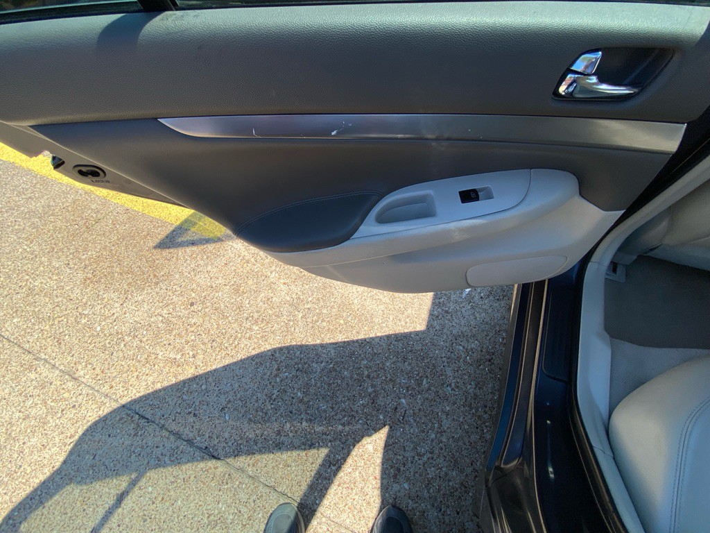 2011 INFINITI G37 Image 13
