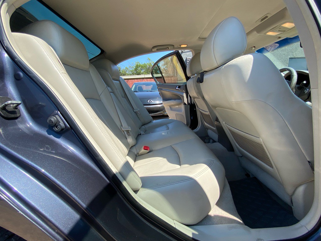 2011 INFINITI G37 Image 18
