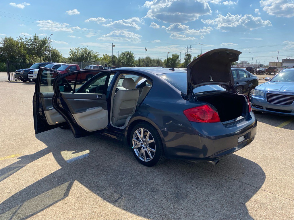 2011 INFINITI G37 Image 10