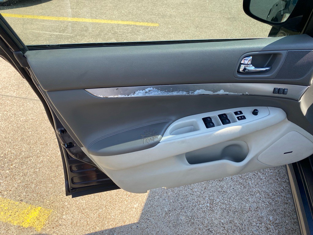 2011 INFINITI G37 Image 13