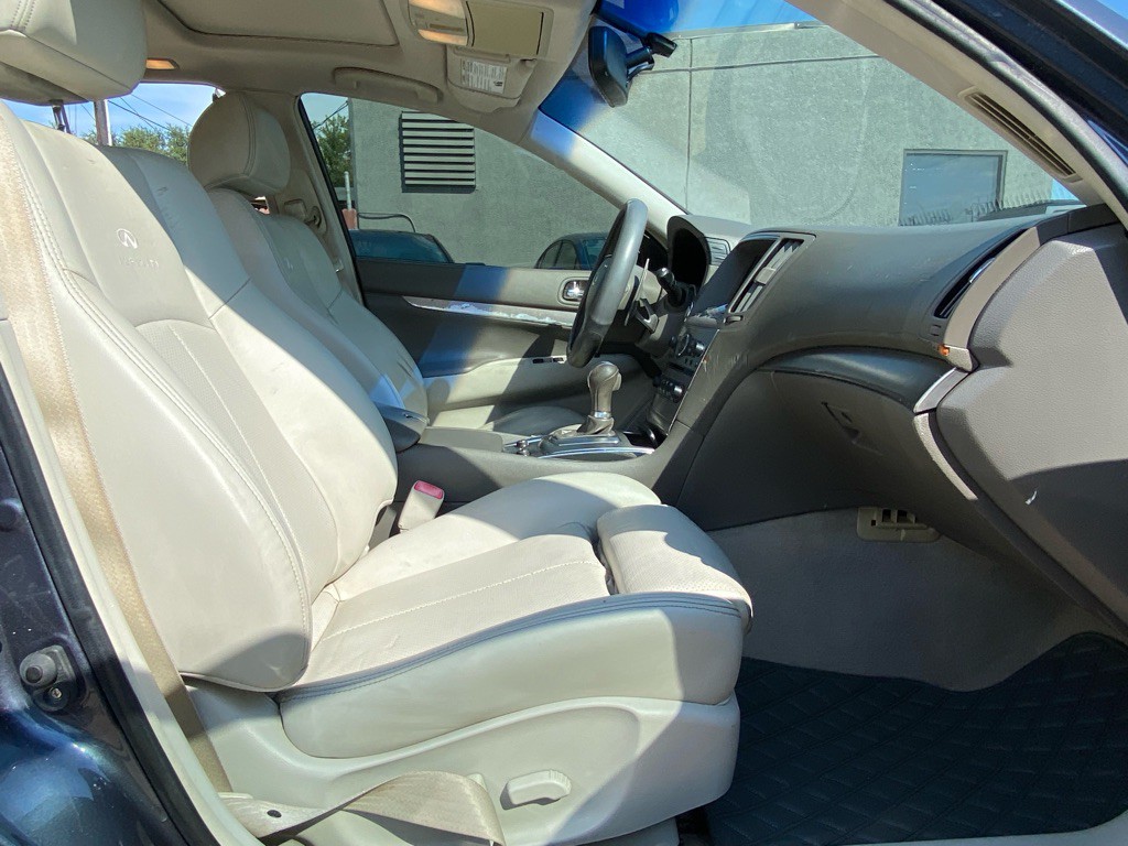 2011 INFINITI G37 Image 18