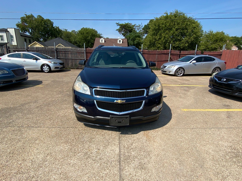 2011 Chevrolet Traverse Image 2