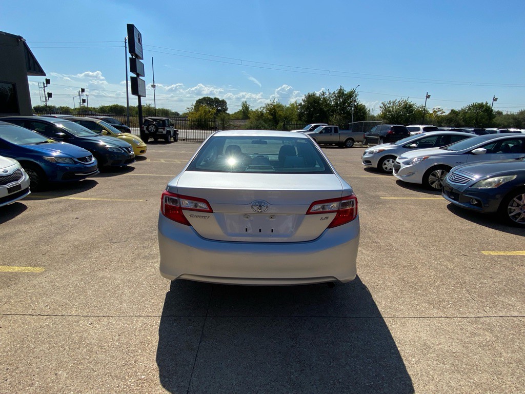 2012 Toyota Camry Image 5