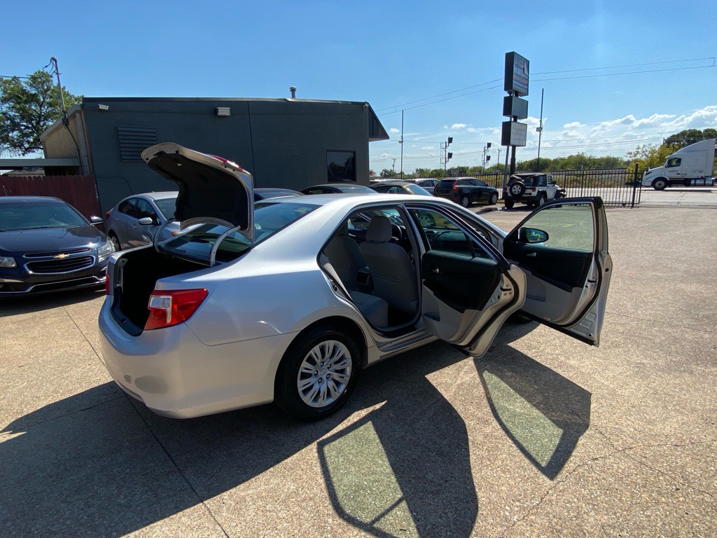 2012 Toyota Camry Image 12