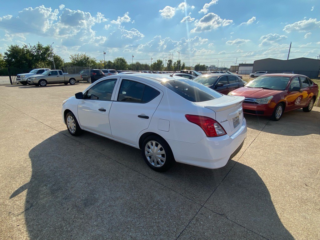 2018 Nissan Versa Image 4