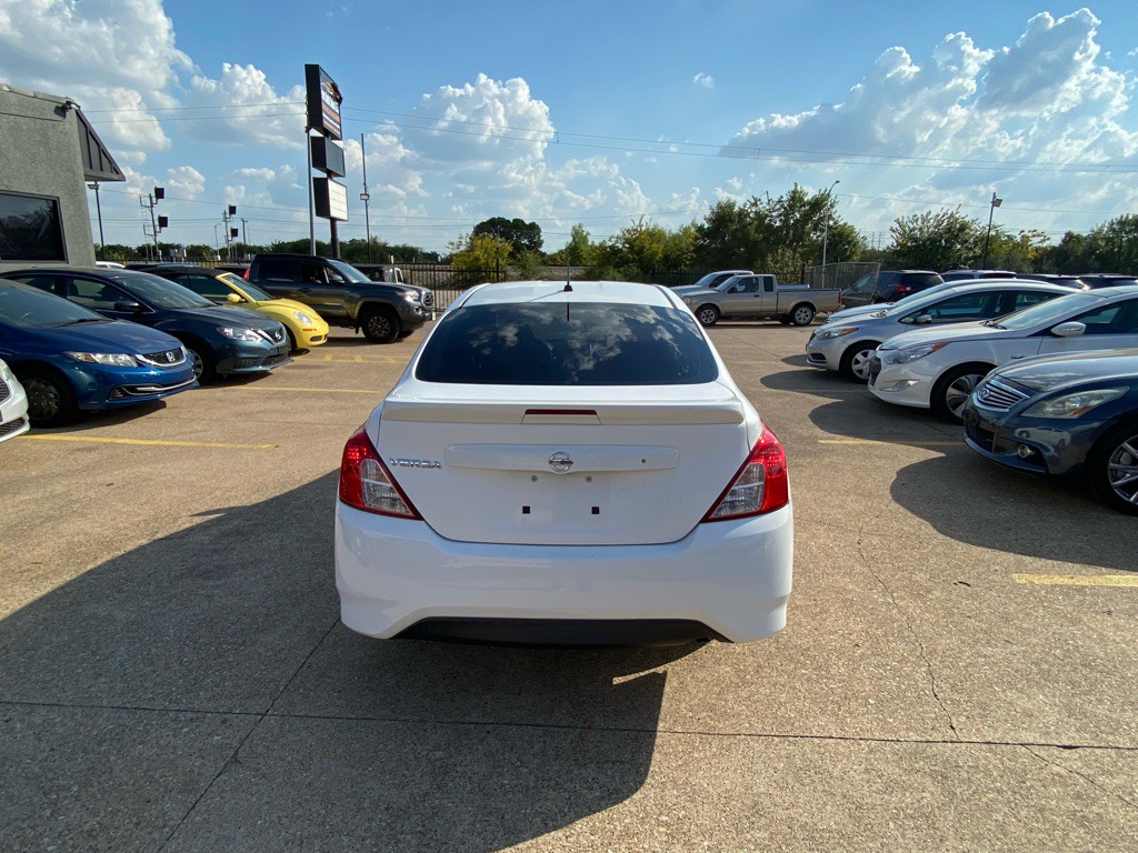 2018 Nissan Versa Image 5