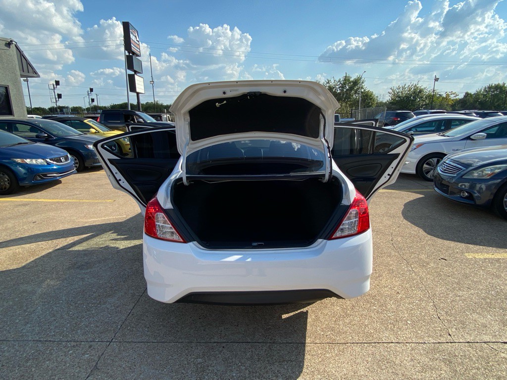 2018 Nissan Versa Image 11