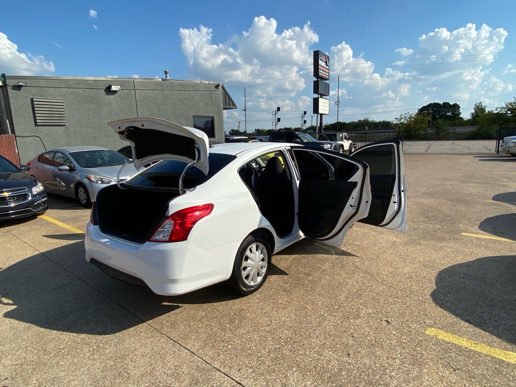 2018 Nissan Versa Image 12