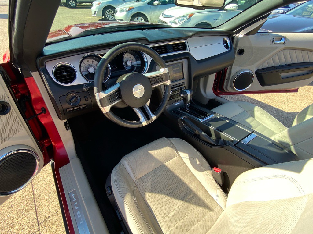 2010 Ford Mustang Image 14
