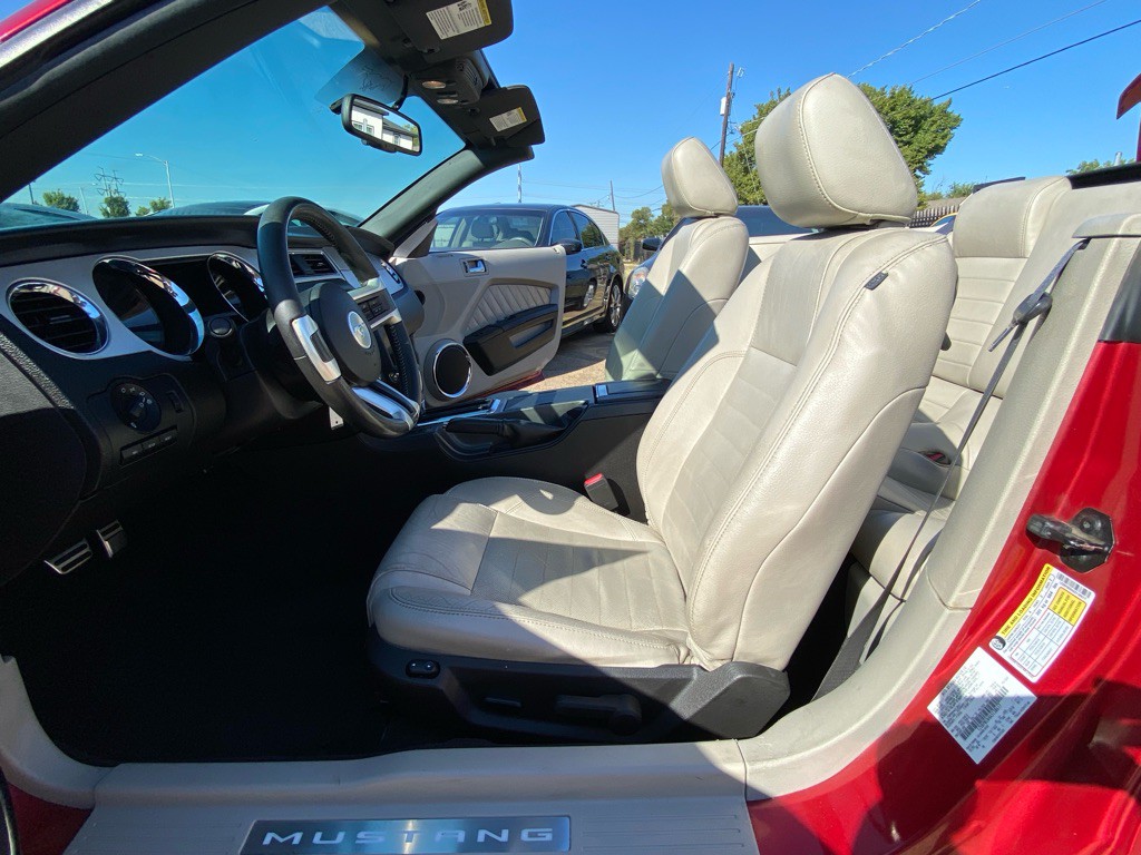2010 Ford Mustang Image 15