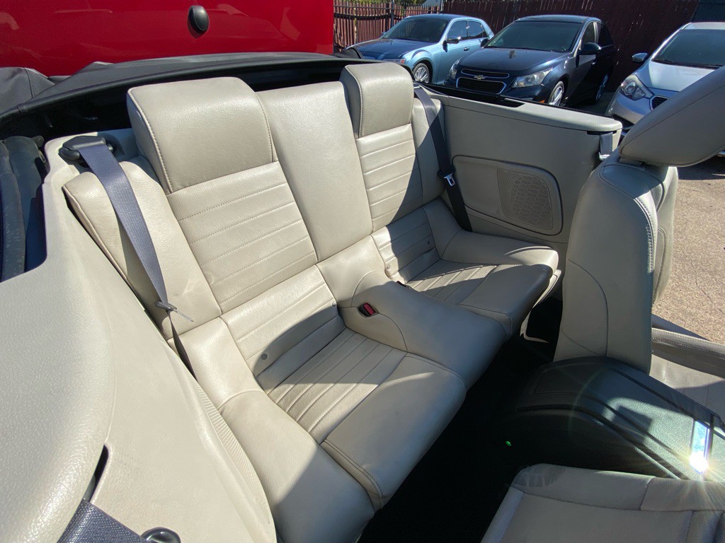 2010 Ford Mustang Image 18