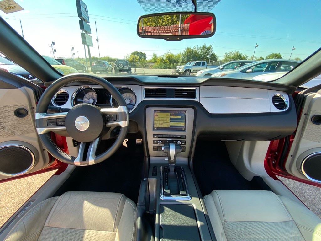 2010 Ford Mustang Image 21