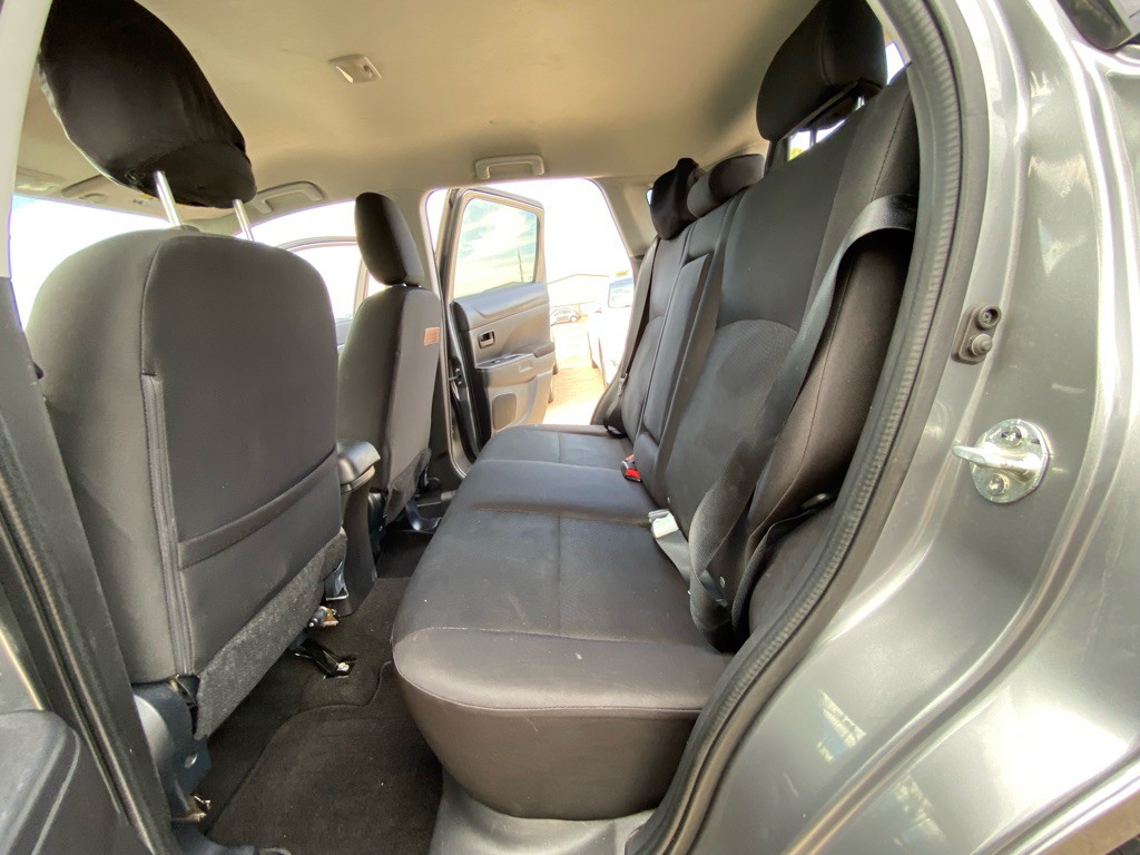 2015 Mitsubishi Outlander Image 16