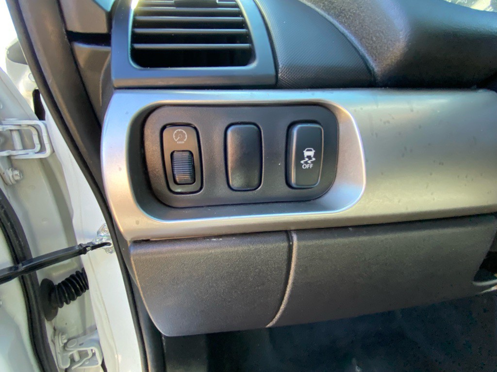 2011 Mitsubishi Galant Image 24