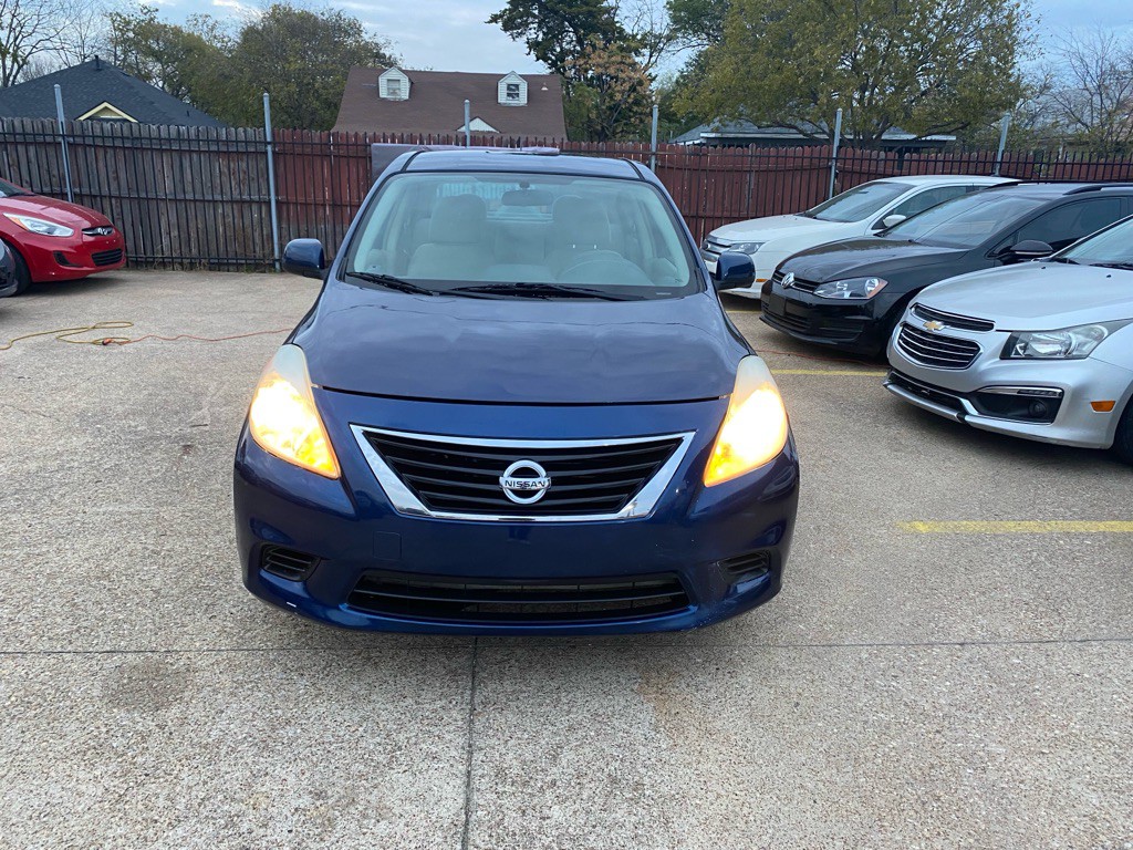 2012 Nissan Versa Image 2