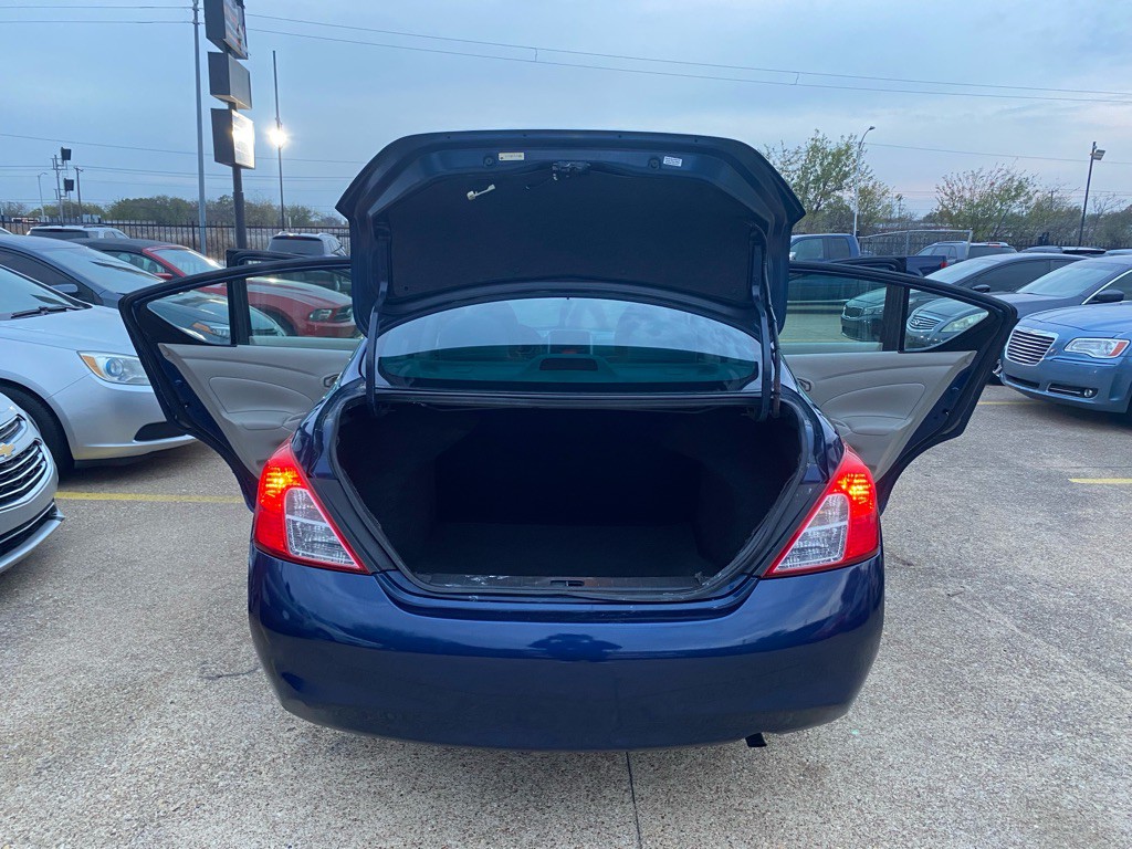 2012 Nissan Versa Image 11