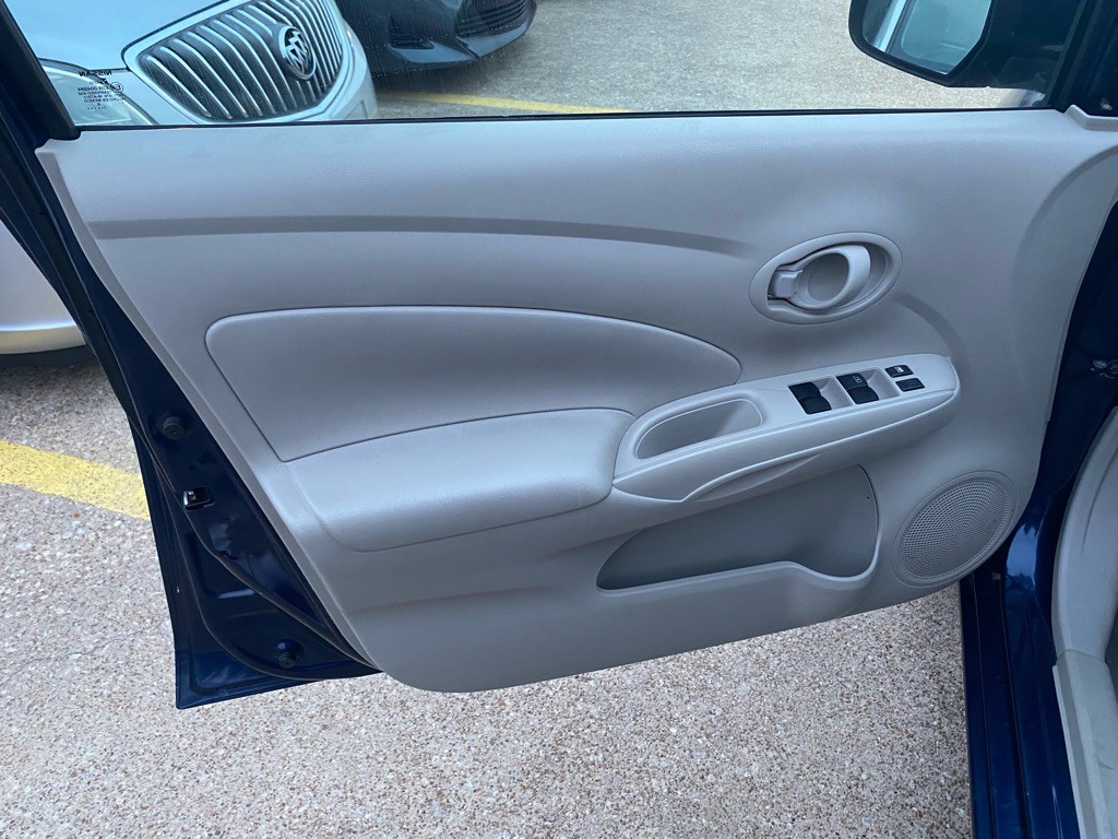 2012 Nissan Versa Image 13