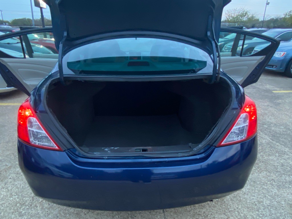 2012 Nissan Versa Image 17