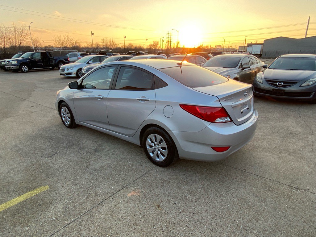 2015 Hyundai Accent Image 4
