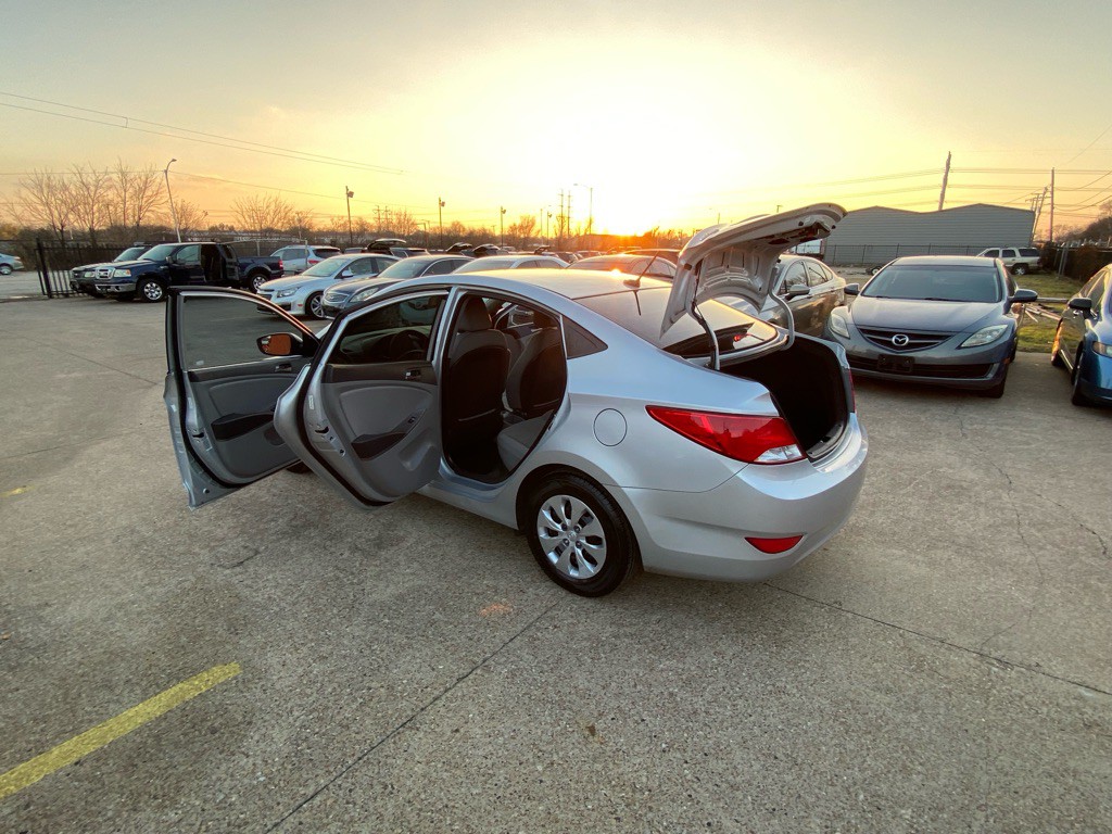 2015 Hyundai Accent Image 10