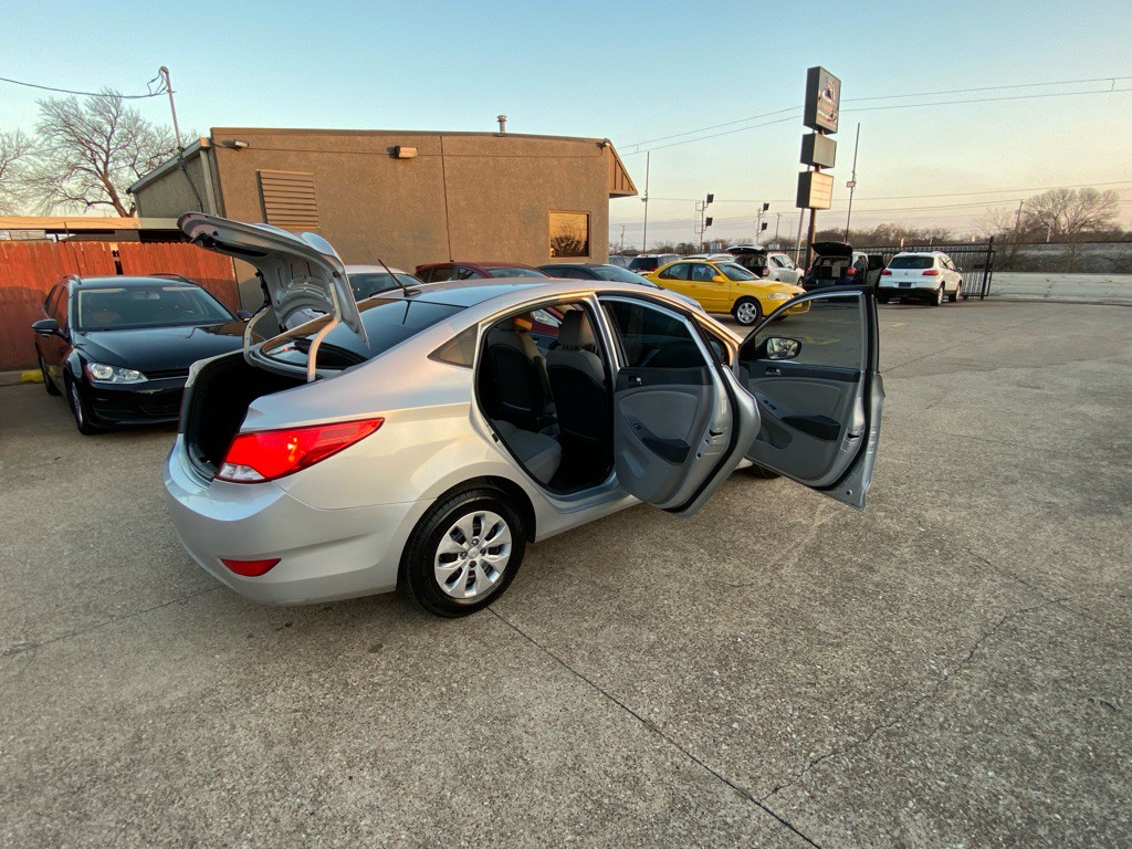 2015 Hyundai Accent Image 12