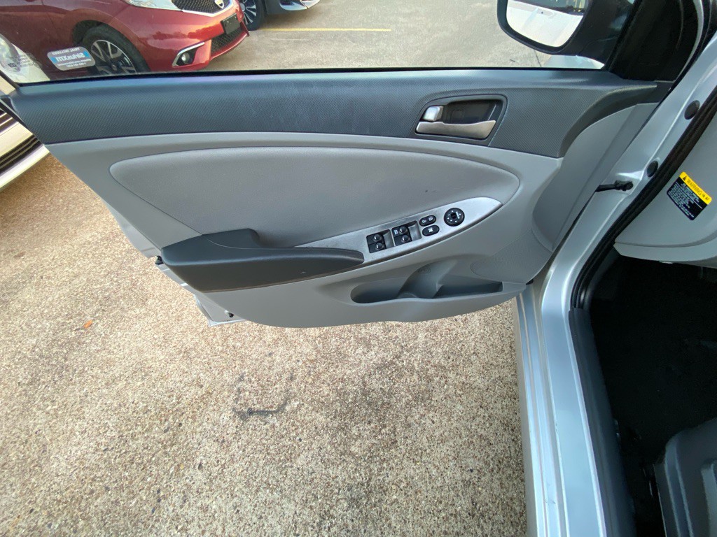 2015 Hyundai Accent Image 13