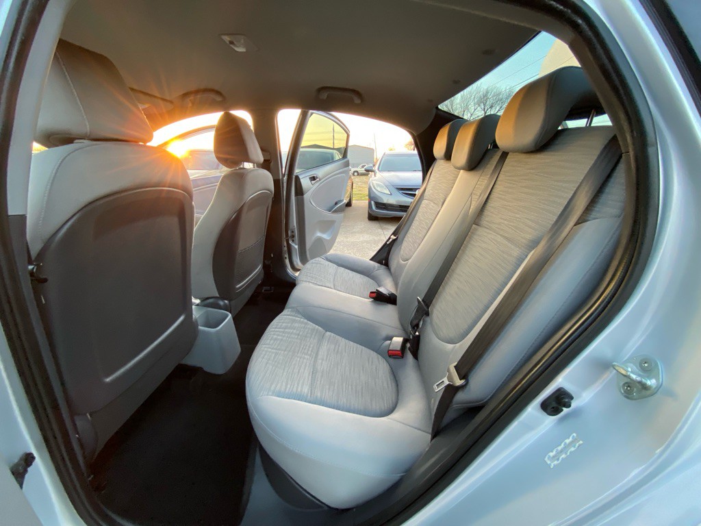 2015 Hyundai Accent Image 16