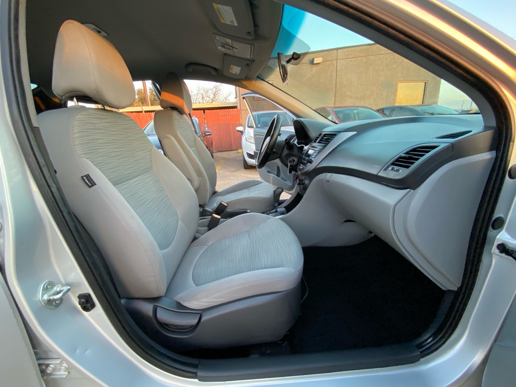 2015 Hyundai Accent Image 19