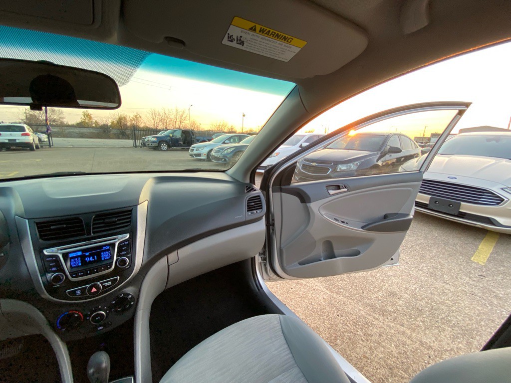 2015 Hyundai Accent Image 22