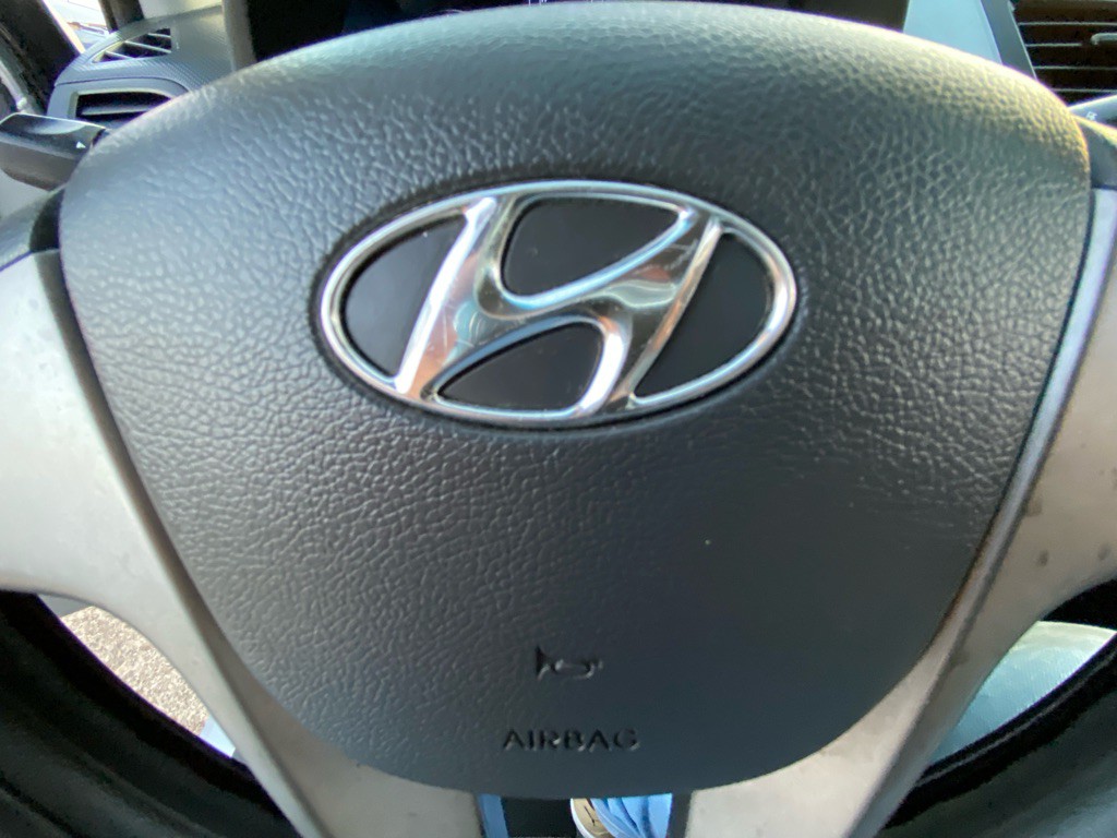 2015 Hyundai Accent Image 25