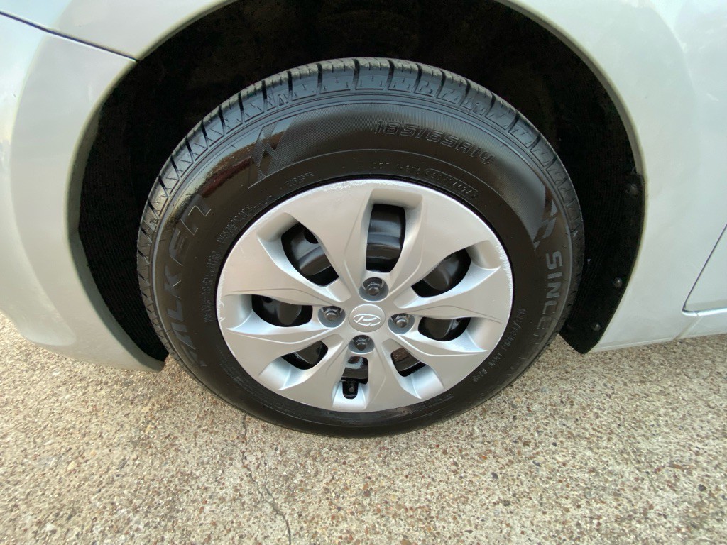 2015 Hyundai Accent Image 29