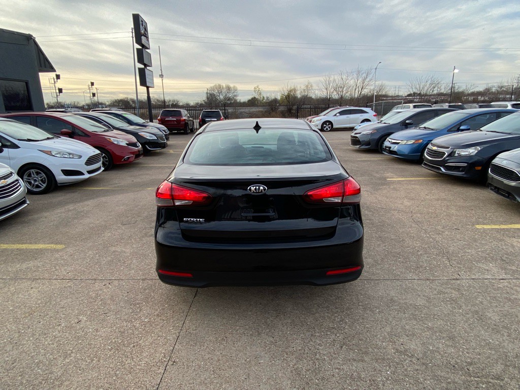 2017 Kia Forte Image 5