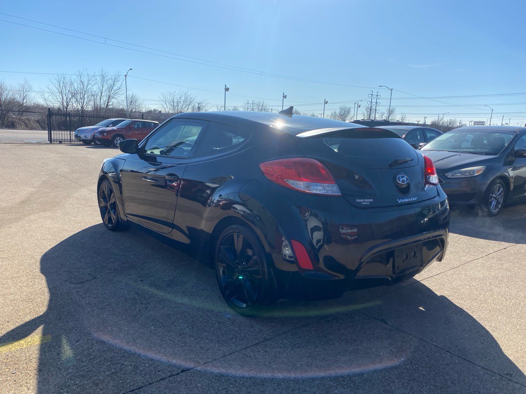 2017 Hyundai Veloster Image 4