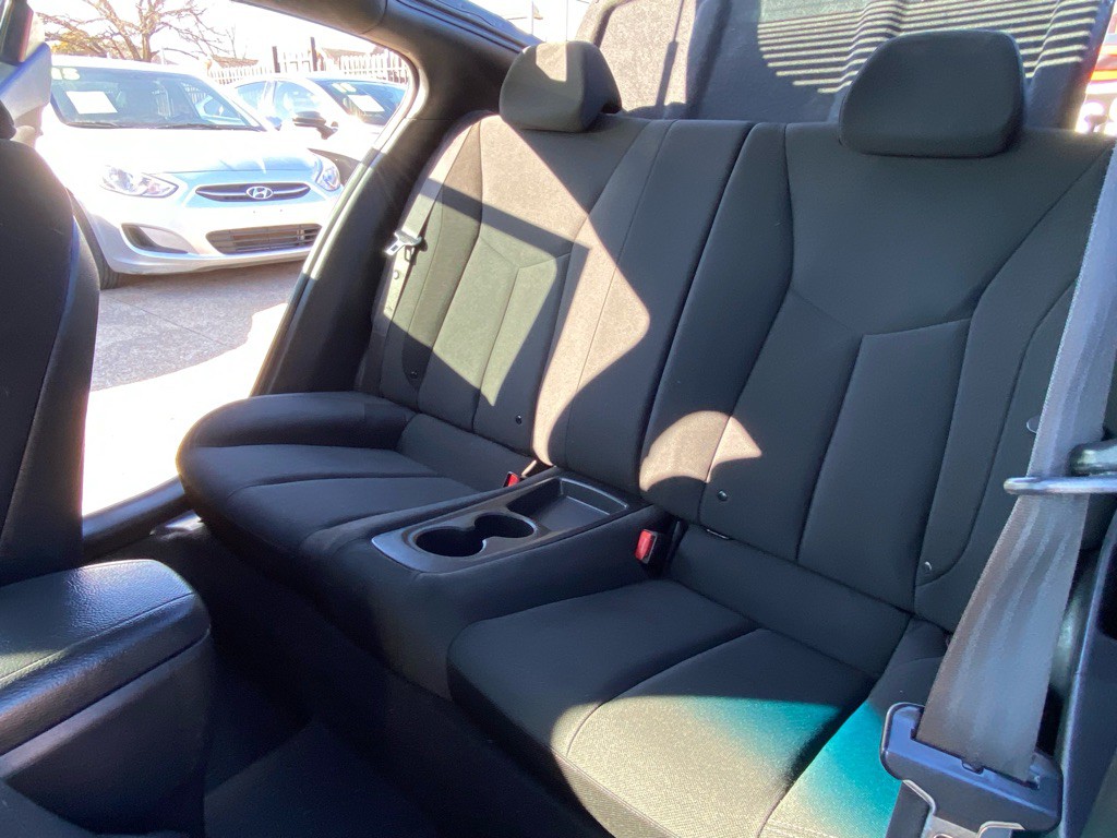 2017 Hyundai Veloster Image 16