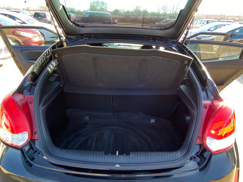 2017 Hyundai Veloster Image 17