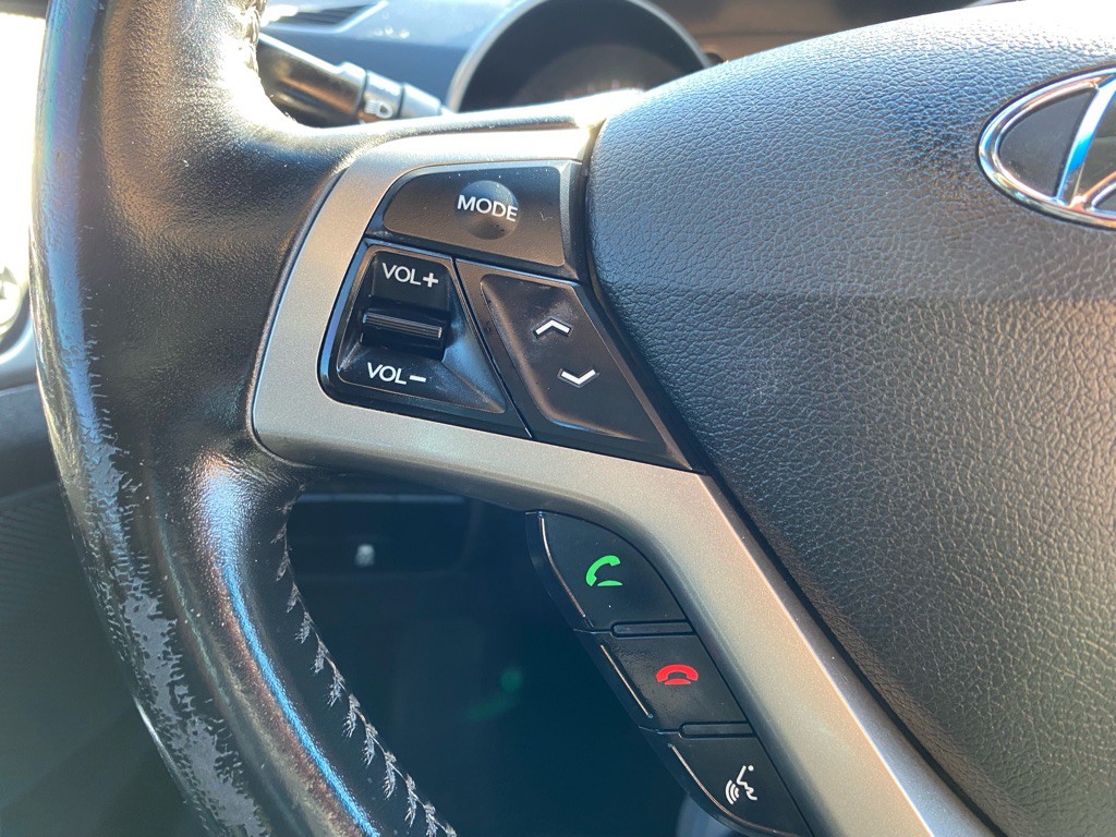 2017 Hyundai Veloster Image 24