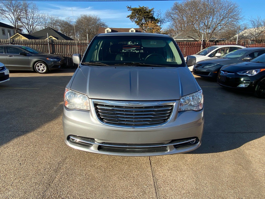 2015 Chrysler Town & Country Image 2