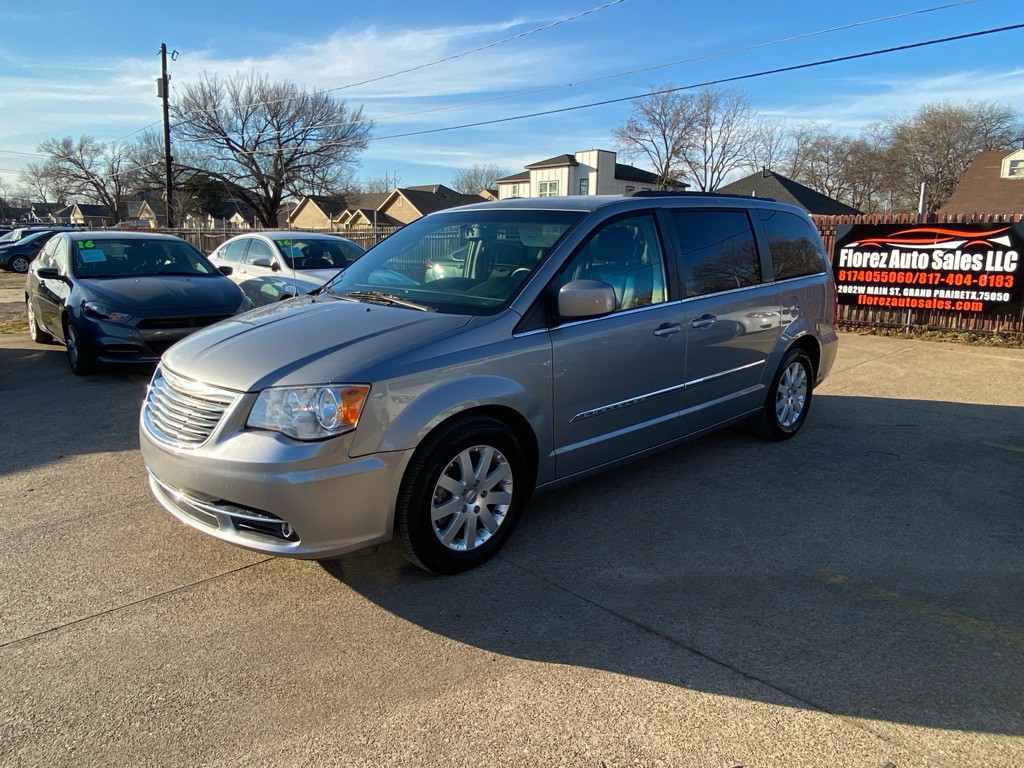 2015 Chrysler Town & Country Image 3