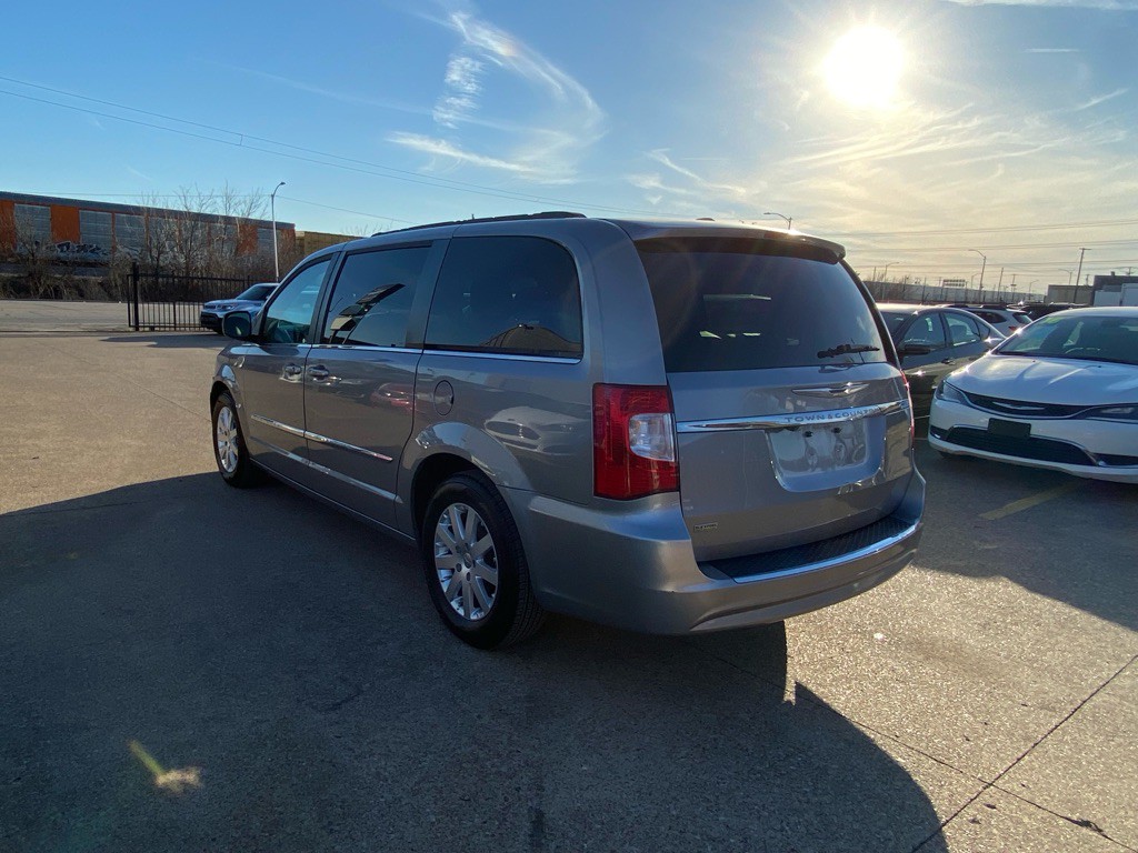 2015 Chrysler Town & Country Image 4