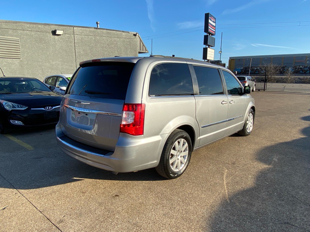 2015 Chrysler Town & Country Image 6