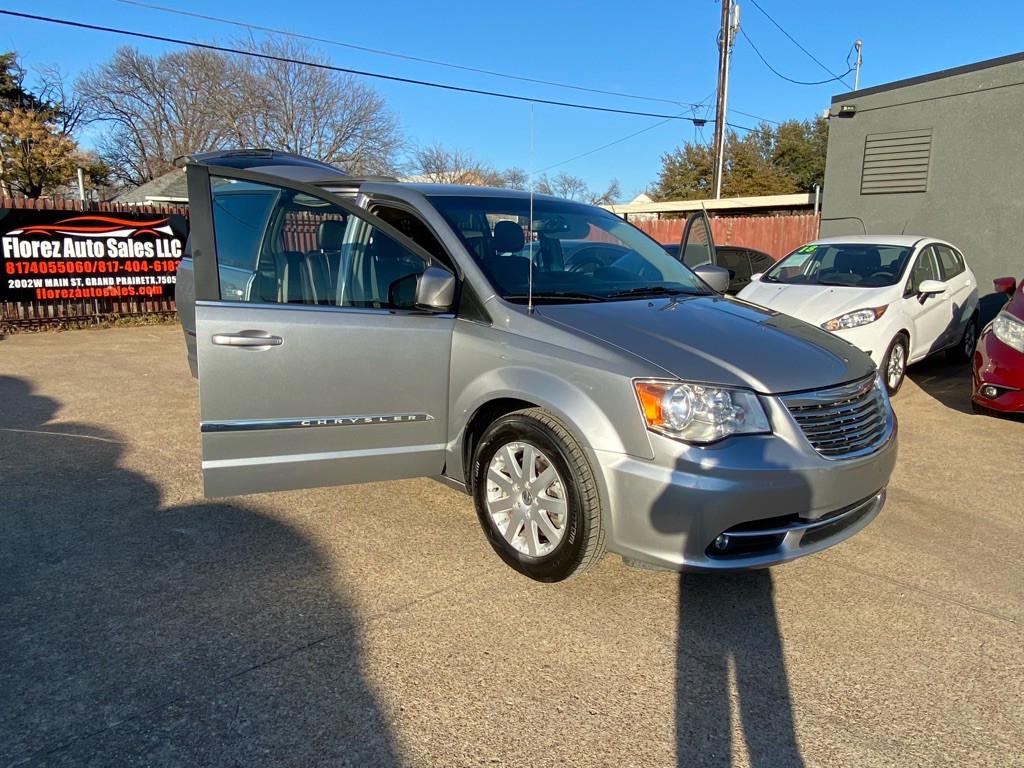 2015 Chrysler Town & Country Image 7